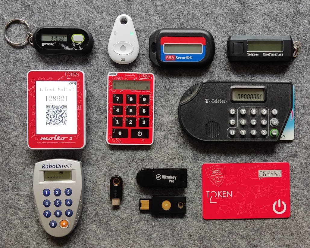 Photo von verschiedenen Hardware-Token, nebeneinander angeordnet in drei Reihen. Je von links nach rechts. Oben: Gemalto 110 OTP, Feitian Multipass FIDO U2F Security Key, RSA SecurID, TeleSec OTP. Mitte: Token2 Molto-2, Token2 Molto-1, Kobil Kaan Kartenleser mit Smartcard. Unten: RaboDirect Digipass, Yubikey 5c, Nitrokey Pro 2, Yubikey 5 NFC, Token2 OTPC-P1-i